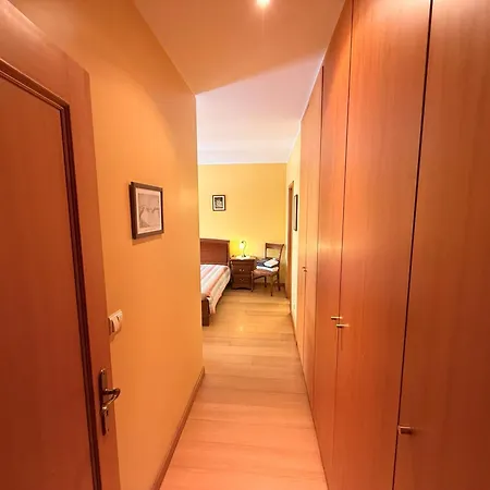 Cozy And Quiet Near The Center 아파트